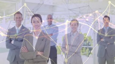 Şirket ekibi modern ofis lobisinde güven içinde poz veriyor, canlı ağ grafiği örtüşmesi sergiliyor. Profesyonel, takım çalışması, modernlik, yenilik, bağlantı, iş, işbirliği