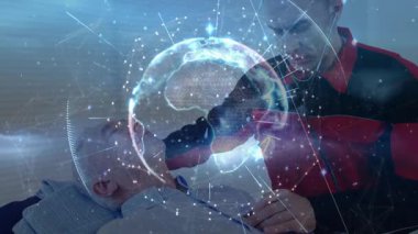 Sağlık kliniğindeki yaşlı hasta göğsünde steteskop kullanan erkek doktor hologram veri küresini gösteriyor. Tıbbi muayene, teletıp, sağlık teknolojisi, teşhis, sağlık yeniliği, kıdemli bakım, dijital sağlık