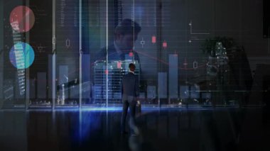 İş adamı yürüyen cam koridor, finansal şamdan çizelgeleri ve bar grafiklerini görüyor. Şirket, finans, yansıtıcı, modern, metropol, profesyonel, veri görselleştirme