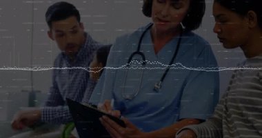 Kadın doktor, muayene odasındaki panoya, canlandırılmış kalem ikonu ve sağlık tablosuyla notlar yazıyor. Tıbbi, sağlık, profesyonel, belgelendirme, danışma, klinik, teşhis