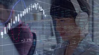 İki analist, pazar verilerini animasyon şamdan çizelgeleri ve çizgi grafikleriyle inceliyor. Finansal, veri, analiz, dijital, kurumsal, profesyonel, modern