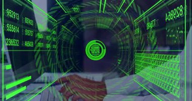 Veri analisti, yeşil holografik veri panellerini gösteren teknik kontrol odası arayüzü ile etkileşimde. Futuristik, teknoloji, arayüz, yenilik, dijital, analiz, görselleştirme