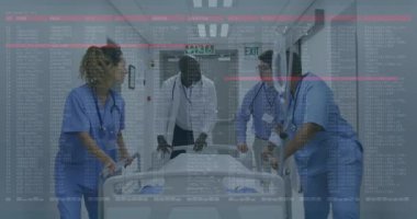 Hastane koridorunda sedye iten tıbbi ekip, yüzen sağlık simgeleriyle hasta verilerini canlandırıyor. Tıp uzmanları, takım çalışması, hastane, sağlık hizmetleri, klinik, tanı, tıbbi ekipman