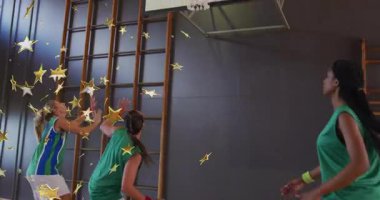 Animasyon altın yıldızlı spor salonunda zıplayarak atış talimi yapan iki bayan basketbolcu. Atletik, takım çalışması, canlı, hareketli, rekabetçi, fitness, sportmenlik