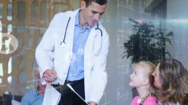 Steteskop, dosya ve ağ ikonlarıyla sağlık kliniğinde ailesine danışmanlık yapan bir erkek doktor. Sağlık, bakıcılar, sağlık hizmetleri, teletıp, mesleki, sağlık, iletişim