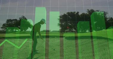 Golf sahasında golf sopası sallayan, iş verilerini ve performans çizelgelerini gösteren. Atletik, profesyonel, minimalist, finans, açık hava, rekabetçi, dinamik
