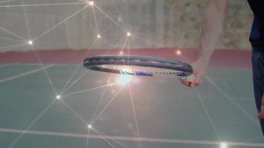 Olgun erkek tenisçi sahada raket tutuyor ve spor teknolojisini gösteriyor. Atletik, spor, rekabet, modern, dijital, enerji, açık hava