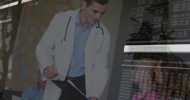 Steteskoplu erkek doktor kod parçalarını inceliyor ve şifreleme paneli ile sağlık teknolojisi örtüşüyor. Tıbbi, profesyonel, yenilikçi, gelecekçi, sağlık, dijital, teknoloji