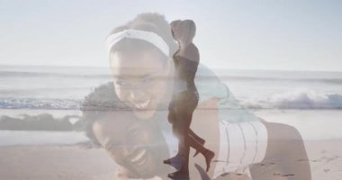 Beyaz saç bandıyla ıslak kumsalda oynayan çift siluet örtüsü ve turizm simgeleri gösteriyor. Romantizm, neşe, eğlence, arkadaşlık, macera, resim, sükunet