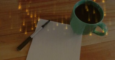 Dökülen altın para birimi sembollerini, içinde yeşil kahve kupası kağıt kaleminin olduğu ahşap masanın üzerinde gösteriyorlar. Finansal, finans, yatırım, parasal, ticari, kurumsal, üretkenlik