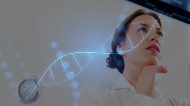Laboratuvar önlüğü giyen bir kadın, laboratuvar alanlarını keşfediyor, holografik DNA iplikleri ve parlayan ışıklarla. Araştırma, yenilik, fütüristik, biyoteknoloji, sağlık, bilim, kesinlik