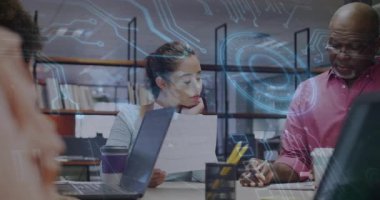 Ekip iş projesini ofisinde belgelerle tartışıyor, dizüstü bilgisayarlarda devre grafiklerini gösteriyor. Teknoloji, işbirliği, profesyonellik, yenilik, ağ, ofis, fütüristik