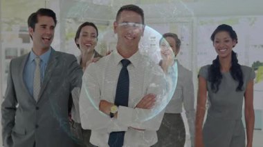 İş teknolojisi ekibi ofis alanında durmuş ağ düğümleriyle dünyayı yansıtıyor. Şirket, takım çalışması, yenilik, bağlantı, modern, profesyonel, dijital