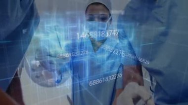 Cerrahi ekip ameliyathanede hastanın üzerine eğiliyor, holografik ızgaraları yüzen kodlarla gösteriyor. Tıbbi, takım çalışması, yenilik, gelecek, hastane, teknoloji, sağlık