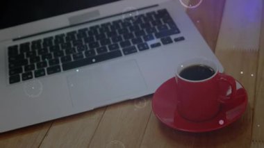 Gümüş dizüstü bilgisayar klavyesi ve düz dizaynlı kırmızı kahve fincanı ile ahşap masada dinlenen iz sürme yeri. Teknoloji, çalışma alanı, minimalizm, modern, üretkenlik, rahat, iç mekan