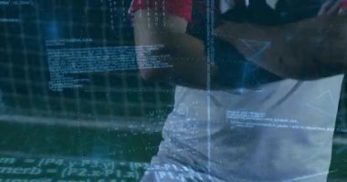 Teknoloji stüdyosunda kollarını kavuşturan sporcu, beyzbol formasıyla karışan kod akışlarını gösteriyor. Programlama, yenilik, dijital, fütüristik, teknolojik, sibernetik, modern