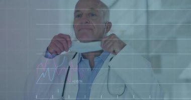 Hastane koridorunda duran kıdemli erkek doktor mali hat grafikleri ve% etiketleri gösteriyor. Tıbbi, sağlık, analiz, yenilik, profesyonellik, modern, veri