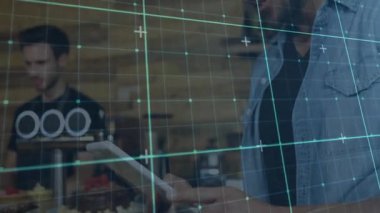 Modern iş ofisinde duran iki iş arkadaşı, deniz mavisi dijital ızgara arayüzü ile uğraşıyorlar. Teknoloji, yenilik, işbirliği, fütüristik, kurumsal, dijital, çalışma alanı