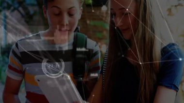 Kardeşler açık havada eğitim teknolojisini araştırıyor, ağ çizgileri ve veri tabletlerini inceliyor. Teknoloji, eğitim, işbirliği, yenilik, gençlik, açık hava, dijital