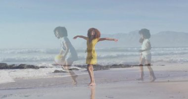 Kumlu sahilde plaj topu oynayan aile. Canlandırılmış seyahat ikonları ve dalga grafikleri var. Boş zaman, açık hava, neşe, eğlence, manzara, neşe, macera.