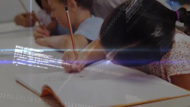 Eğitim sahnesinde öğrencilere rehberlik eden öğretmen, animasyon ikili kodları ve işaret fişeklerini gösteriyor. Öğrenme, gençlik, akıl hocalığı, yenilik, sınıf, işbirliği, yaratıcılık