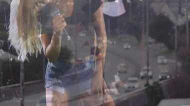 Sahnede grup arkadaşları davul ve animasyon ses dalgalarıyla mikrofona yaslanan solist. Konser, grup, canlı performans, sahne, müzisyenler, eğlence, müzik endüstrisi