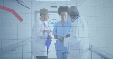 Tıbbi ekip pano tutuyor, hemşire tıkırdatma tableti, doktor tableti inceliyor, kırmızı grafiği kaplıyor. Sağlık, takım çalışması, profesyonellik, dijital, tanı, işbirliği, modern