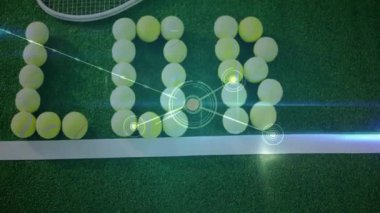Beyaz tenis raketi, neon ağ kaplamalı sarı top ızgarasını gösteriyor. Spor ekipmanları, açık hava eğlencesi, dijital teknoloji, modern tasarım, atletik matkap, fitness, yenilik