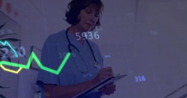 Klinikteki panoya yazı yazan hemşire, sağlık veri şebekesini ve çizgi grafiklerini gösteriyor. Tıbbi, sağlık, analitik, veri görselleştirme, profesyonel, modern, teşhis