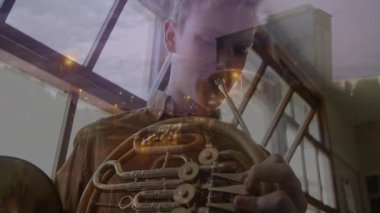 Eğik pencerelerde Fransız kornosu çalan çocuk, müzik eğitimi temasını hareketli grafiklerle gösteriyor. Müzisyen, sanatsal, nostaljik, düşünceli, kentsel, akustik, yaratıcı