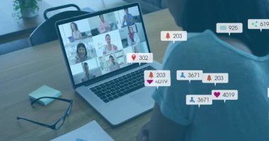 Kadın masasında iş görüşmesi yapıyor, yorumlar gibi havada süzülüyor. Bildirimleri paylaşıyor. İşbirliği, uzaktan kumanda, teknoloji, çalışma alanı, iletişim, analiz, üretkenlik