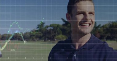 Golf sahasında duran golfçü, finansal analizler için finansal grafikler ve şebeke örtüsü sergiliyor. Atletik, boş, profesyonel, liderlik, açık hava, yenilik, zarafet