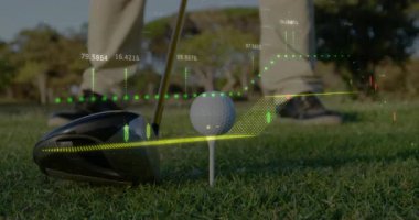 Golf topu golf sahasında oturuyor ve canlı performans ölçümlerini şamdan çizelgesinde 3 boyutlu olarak gösteriyor. Spor, spor, spor, açık hava, teknoloji, analitik, performans, hassasiyet