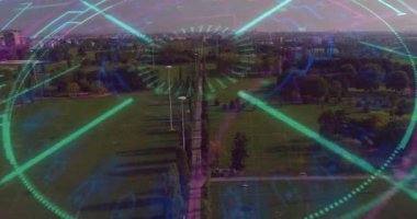 Merkezi yürüyüş yolu, havacılık parkındaki neon HUD kaplamalarıyla ve şebeke desenleriyle görselleştiriliyor. Kentsel, geleceksel, manzara, teknoloji, ulaşım, görünürlük, dijital