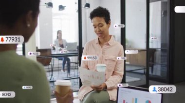 Sosyal medya ölçümlerini sunan üç kadın çalışan yüzen ikonlar ve çizelgeler gösteriyorlar. İşbirliği, takım çalışması, yenilik, modern, profesyonel, dijital, üretkenlik