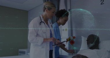 Kadın doktor tableti işaret ederken hemşireler de hastanın hareketlerini canlandırıyor. Sağlık, sağlık, profesyonellik, teknoloji, iletişim, şefkat, hastane