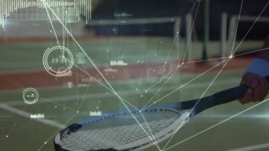 Bayan tenisçi dışarıda raket sallıyor yüzen HUD grafikleriyle spor analizi topluyor. Atletik, açık hava, teknoloji, spor, performans, fitness, veri