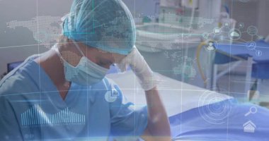 Ameliyat odasında eldivenli elleri ovuşturan kadın cerrah dijital harita çizelgeleri ve simgeler sergiliyor. Tıbbi, sağlık, profesyonellik, steril, teknoloji, yenilik, doğruluk