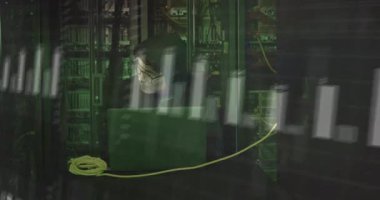 Teknoloji sunucu odasındaki verileri analiz eden adam, şeffaf bar grafikleri, yüzen çizgi grafikleri gösteriyor. Teknoloji, veri, siber güvenlik, analitik, dijital, altyapı, yenilik