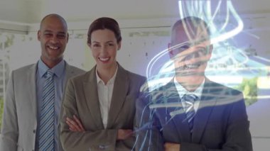 Lobide duran üç iş adamı holografik girdap grafikleriyle etkileşimde bulunuyor. Şirket, takım çalışması, yenilik, fütüristik, profesyonel, modern, işbirliği