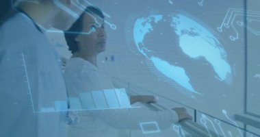 Hemşire, hastayı dijital dünya haritası ve veri örtüsüyle klinik koridorunda tırabzanla destekliyor. Sağlık, destek, sağlık, teknoloji, yardım, klinik, rehabilitasyon