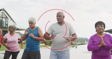 Fitness grubu, Göl Terası 'nda yoga savaşçısı 2' ye kırmızı kaplama ve turkuaz hedeflerle saldırıyor. Açık hava, refah, denge, dinginlik, uyum, rahatlık, motivasyon.