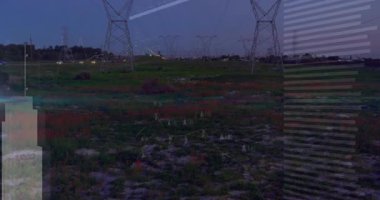 Yüksek voltajlı iletim kuleleri, alacakaranlık alanında, veri haritaları ve oklarıyla görselleştiriliyor. Altyapı, enerji, teknoloji, veri, manzara, bağlantı, fayda