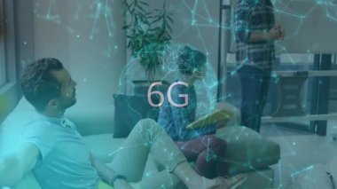 Beyaz tahtayı kullanan erkek sunucu ve ekip açık ofiste 6G küreyle teknoloji planlarını tartışıyor. İşbirliği, takım çalışması, yenilik, iletişim, modernlik, dijital, ağ