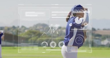 Spor sahasında öne eğilip veri HUD haritaları ve dünya haritası çizen bayan sporcu. Sporcu, fitness, inovasyon, teknoloji, açık hava, kararlılık, performans