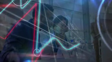 Cam kürsüde sunucu konuşurken dört profesyonel holografik finansal tablolar üzerinde çalışıyor. Gelecekçi, işbirlikçi, teknoloji, yenilik, şirket, dijital, ağ