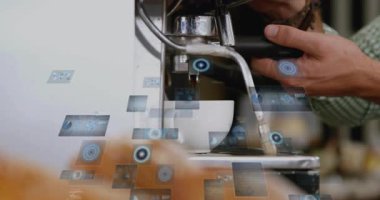 Barista elleri beyaz seramik bardağa kahve demlerken AR 'ın düz dizaynını gösteriyor. Barista, kahve, teknoloji, dijital, artırılmış gerçeklik, modern, el işi
