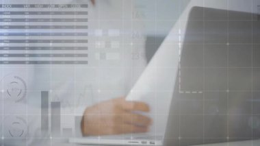 Teknoloji ofisindeki dizüstü bilgisayar ekranını analiz eden adam yüzen turta grafikleri ve çubuk grafikleriyle etkileşim kuruyor. İş, veri, analitik, modern, profesyonel, dijital, fütürist