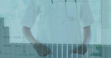 Steteskop takan bayan doktor klinik penceresinin yanında duruyor, animasyon çizelgesi sergiliyor. Tıbbi, sağlık, veri görselleştirme, analitik, profesyonel, klinik, dijital