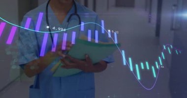 Kadın hemşire hastanedeki verileri gözden geçiriyor. Canlandırılmış bar çizelgeleri, veri noktaları, çizgi grafikleri var. Sağlık, analitik, tıbbi, teknoloji, profesyonel, klinik, yenilik